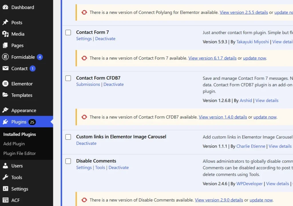 Panou de administrare WordPress afișând notificări pentru multiple module (plugins) care necesită actualizare tehnică.