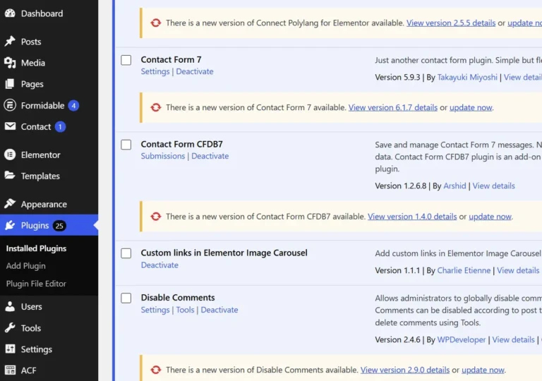 Panou de administrare WordPress afișând notificări pentru multiple module (plugins) care necesită actualizare tehnică.
